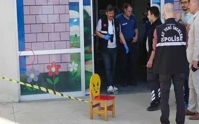 Hastanedeki çocuk kreşinin kapı camına yorgun mermi isabet etti
