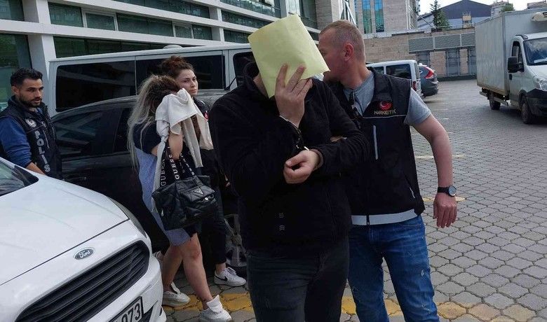 İstanbul’dan Samsun’a uyuşturucugetiren 2 kişi tutuklandı - İstanbul’dan Samsun’a araçla uyuşturucu getiren 1’i kadın 2 kişi çıkarıldıkları mahkemece tutuklandılar.