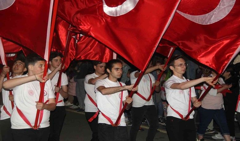 Samsun’da fener alayı coşkusu
 - SAMSUN (İHA) – Samsun Valiliği tarafından 19 Mayıs Atatürk’ü Anma, Gençlik ve Spor Bayramı’nın 103’üncü yıl dönümü nedeniyle fener alayı düzenlendi.