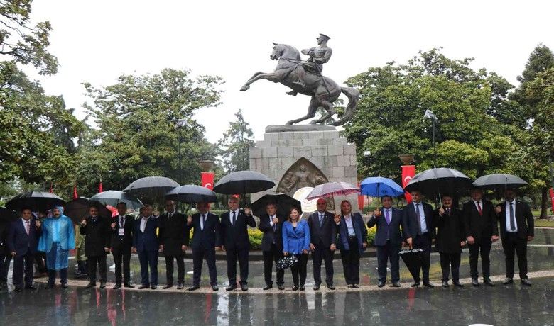 Samsun’da 19 Mayıskutlamaları yağmur altında başladı - SAMSUN (İHA) – 19 Mayıs Atatürk’ü Anma, Gençlik ve Spor Bayramı’nın 103. yıldönümü kutlamaları, Samsun’da yağmur altında Atatürk Anıtı’na çelenk sunma töreni ile başladı.