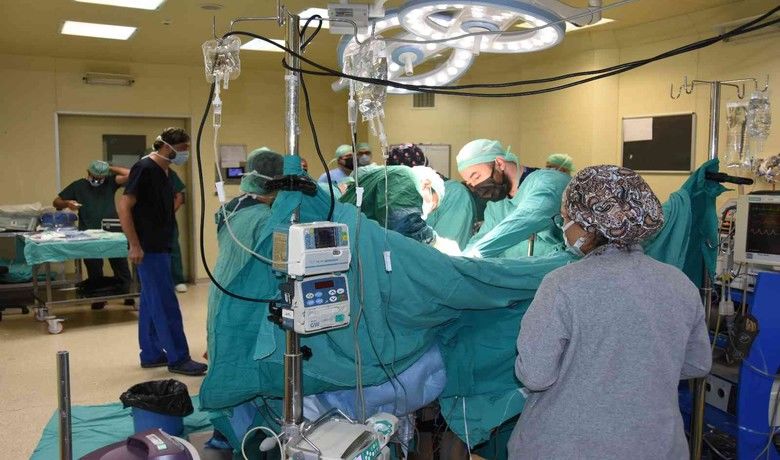 Karadeniz’de ilk defa canlıdancanlıya karaciğer nakli yapıldı - Samsun Ondokuz Mayıs Üniversitesi (OMÜ) Tıp Fakültesi’nde gerçekleşen ameliyatla 20 yaşındaki İrem Kaba’ya ablasından alınan karaciğer başarıyla nakledildi.