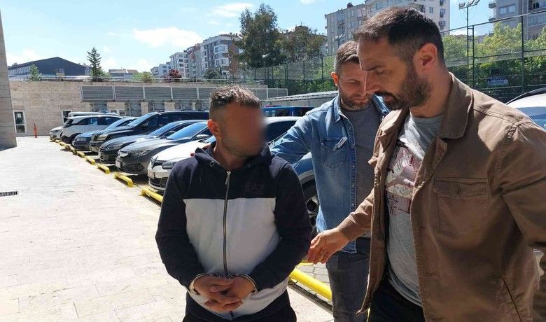 Silahla yaralamada aracı kullanan yakalandı
 - Samsun’da evinden çay içmek için dışarı çıkan 25 yaşındaki genci tabancayla kafasından vuran şahıs kayıplara karışırken, olayda aracı kullanan şahıs gözaltına alındı.
