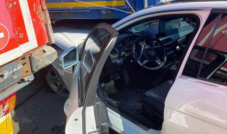 Samsun’da otomobil tırındorsesine çarptı: 2 yaralı - Samsun’da otomobilin park halindeki tırın dorsesine çarptığı kazada 2 kişi yaralandı.