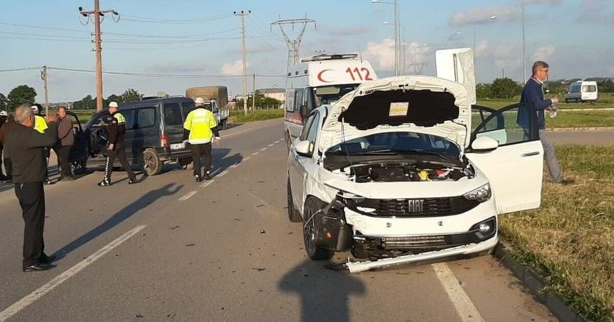 Bafra'da Hafif ticari araç ile otomobil çarpıştı: 2 yaralı