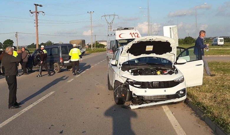 Bafra'da Hafif ticari araçile otomobil çarpıştı: 2 yaralı