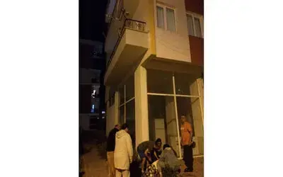 Kendini asan gence yoldan geçen polisler ve sağlıkçı eşi müdahale etti
