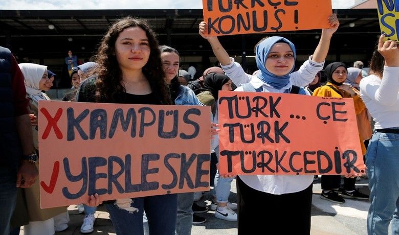 Öğrencilerden ‘Türkçe’ eylemi
