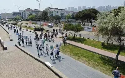 Bisiklet sürerek iklim değişikliğine dikkat çektiler
