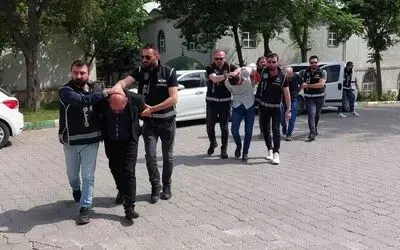 Samsun’da çiftlik evde ele geçen 2’si Kaleşnikof çok sayıda silahla ilgili 3 kişi adliyeye sevk edildi
