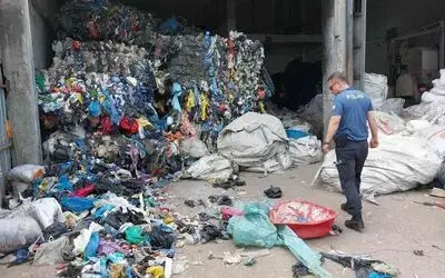 Üzerine 2 tonluk atık balyası düşen kadın öldü
