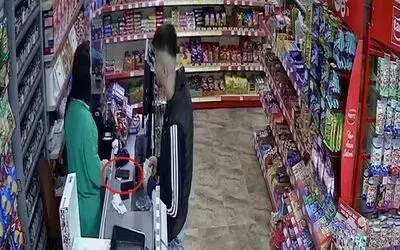 Samsun’da marketten telefon hırsızlığı kamerada

