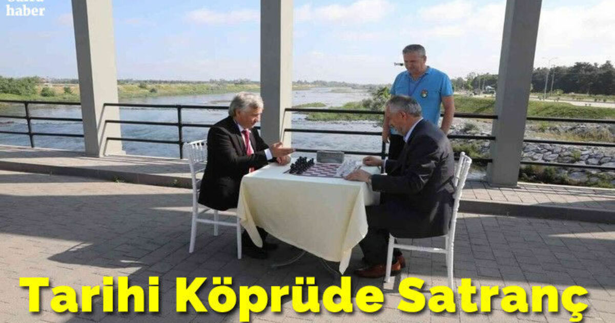 Tarihi köprüde satranç