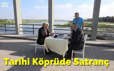Tarihi köprüde satranç