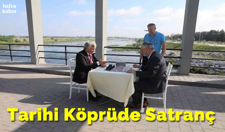 Tarihi köprüde satranç