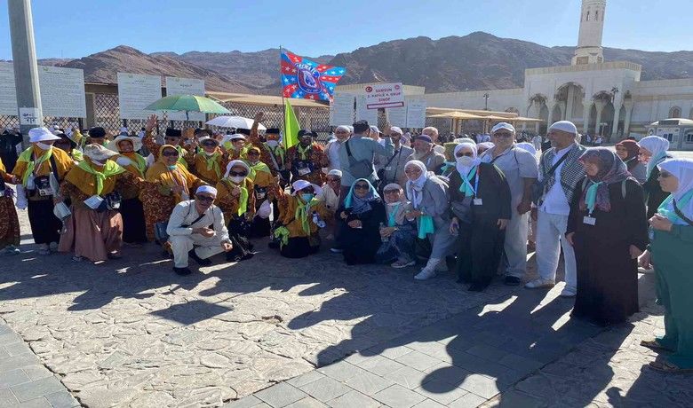 Samsun ve Sinoplu hacıadayları Uhud Şehitliği’nde dua etti - Samsun ve Sinop’tan kutsal topraklara giden hacı adayları, Uhud Savaşı’nda şehit düşen Hz. Hamza’nın kabrinde dua okudu. Hacılara savaş hakkında bilgi veren diyanet görevlisi, savaşın İslam alemi için önemini anlattı.