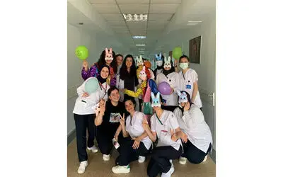 Ebelik bölümü öğrencilerinden hastanede yatan çocuklarla moral
