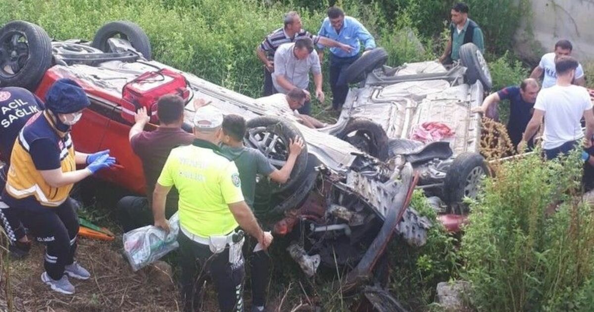 Çarpışan iki otomobil dere yatağına yuvarlandı: 6 yaralı
