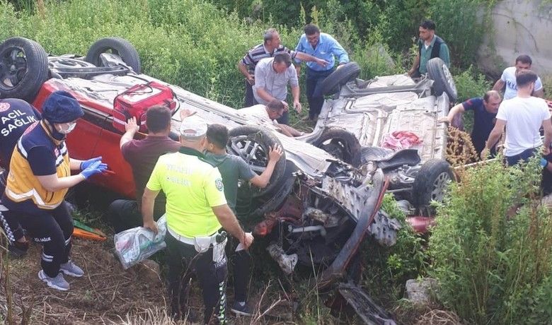 Çarpışan iki otomobil dereyatağına yuvarlandı: 6 yaralı - Samsun’un Bafra ilçesinde aynı istikamete seyir halindeki 2 otomobilin çarpışarak dere yatağına yuvarlandığı kazada 6 kişi yaralandı.