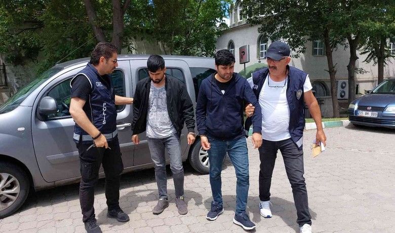 Samsun’da göçmen kaçakçılığı operasyonu: Yabancıuyruklu 2 kişi gözaltına alındı - Samsun’da polisin düzenlediği "göçmen kaçakçılığı" operasyonunda yabancı uyruklu 2 kişi gözaltına alındı.