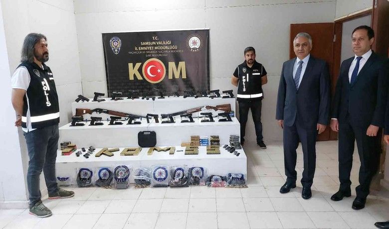 Samsun polisinden kaçakçılık operasyonu: 19 tabancaele geçirildi, 4 kişi gözaltına alındı - Samsun’da polisin silah kaçakçılarına yönelik yaptığı operasyonda 10’u Glock olmak üzere 19 ruhsatsız tabanca ve çok sayıda mühimmat ele geçirilirken, olayla ilgili 4 kişi gözaltına alındı.