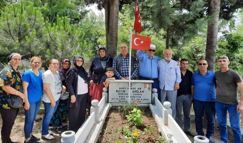 Şehit Piyade Er Nazım Arslan kabri başında anıldı - Samsun’un Bafra ilçesinde Şehit Piyade Er Nazım Arslan, şehadetinin 25. yılında kabri başında dualarla anıldı.