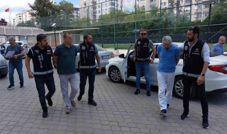 Samsun’da ele geçen 19 tabancaylailgili 2 kişi adliyeye sevk edildi - Samsun’da polisin silah kaçakçılarına yönelik yaptığı operasyonda 10’u Glock olmak üzere 19 ruhsatsız tabanca ve çok sayıda mühimmatla ilgili gözaltına alınan 2 kişi adliyeye sevk edildi.
