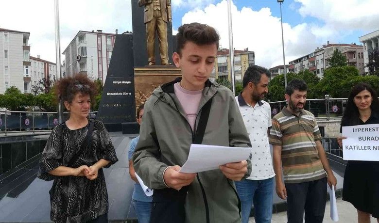 Hayvan severler sokak hayvanlarıiçin basın açıklaması yaptı - Samsun’un Bafra ilçesinde Bafra Doğa ve Hayvan Hakları Eğitim Destek Derneği üyeleri sokak hayvanları için basın açıklaması yaptı.