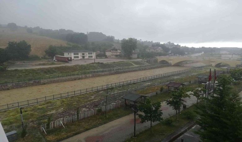 Samsun Valiliği’nden ‘şiddetli yağış’ açıklaması
 - Samsun Valiliği, şiddetli yağış etkili olan Alaçam ve Yakakent ilçelerinde günlük yaşamı olumsuz etkileyebilecek herhangi bir durumla karşılaşılmadığını açıkladı.