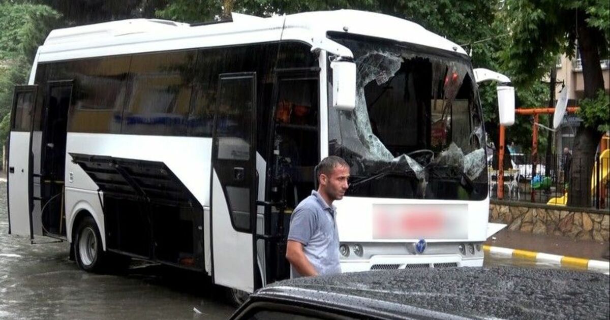 Bafra’da şiddetli yağmur: Caddeler göle döndü
