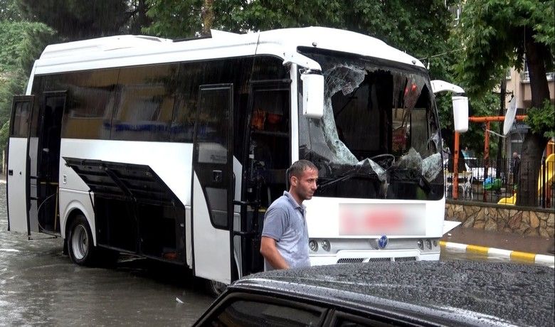 Bafra’da şiddetli yağmur: Caddeler göle döndü
 - Samsun’un Bafra ilçesinde şiddetli sağanak yağış sonrası caddeler göle döndü, sürücüler zor anlar yaşadı. Rögar kapağına çarpan bir midibüste yangın çıktı.