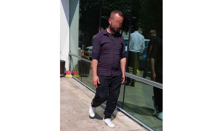 Park halindeki aracınfarını çalan kaportacı tutuklandı - Samsun’da geceleyin park halindeki aracın farını yerinden sökerek çalan kaporta ustası, polis tarafından yakalandı ve mahkemece tutuklandı.