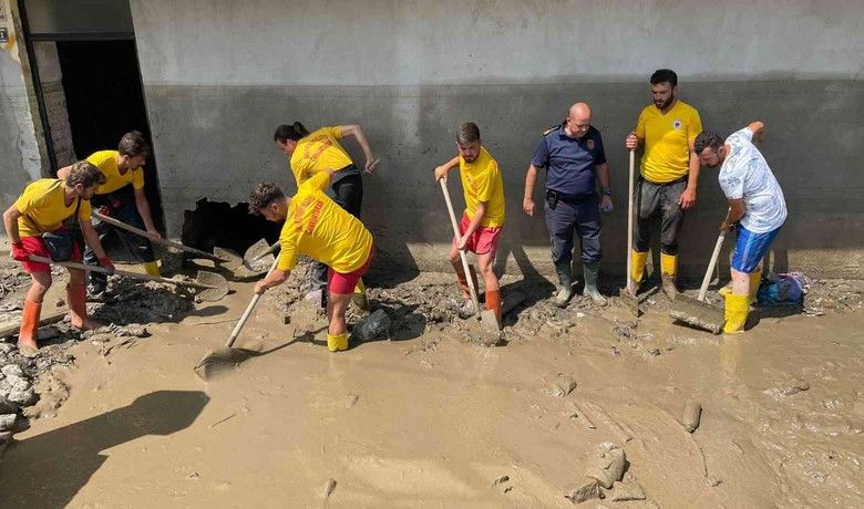 Samsun Kastamonu’da yara sarıyor
 - Kastamonu’nun Bozkurt ilçesinde yaşanan sel felaketinin ardından yardıma koşan Samsun Büyükşehir Belediyesi, bölgeye 18 personelini daha destek olarak gönderdi.