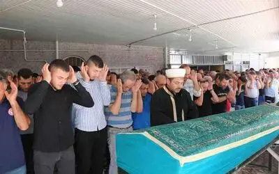 Kızını kurtarmak isterken boğulan babaya veda
