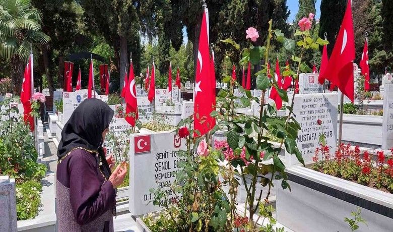Bayramda şehit annesinden şehit annesine vefa
 - Samsunlu şehit annesi Bedriye Hamlı, kader arkadaşı şehit annesi Ayşe Gürdamar’ın kabrine vefa ziyareti gerçekleştirerek Kur’an-ı Kerim okuyup dua etti.