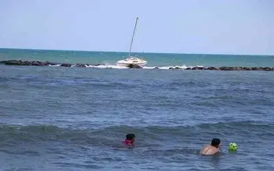 Yelkenli tekne dalgakırana çarptı, 3 kişi ölümden döndü
