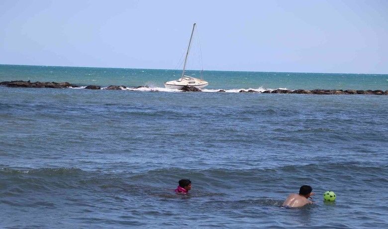 Yelkenli tekne dalgakırana çarptı,3 kişi ölümden döndü - Samsun’da içerisinde 3 kişinin bulunduğu yelkenli tekne, şiddetli rüzgar ve dalga nedeniyle kontrolden çıkarak dalgakırana çarptı. Kazada tekne içerisinde bulunan 3 kişi yara almadan kurtuldu.