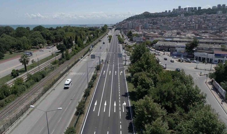 Atatürk Bulvarı baştan sona yenileniyor - Samsun Büyükşehir Belediyesi, TEKNOFEST 2022 hazırlıkları kapsamında kent merkezinde trafik akışını rahatlatmak için Atatürk Bulvarı’nda kazıdığı yolu baştan sona yenileyerek asfaltlıyor.
