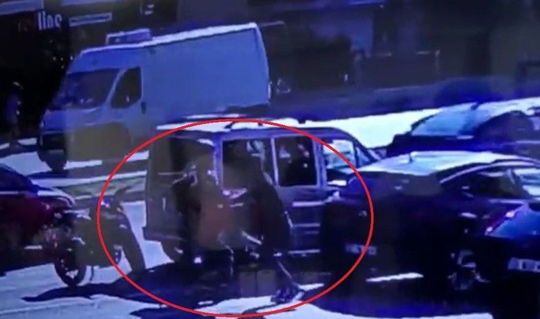 Trafikte yol verme tartışmasında polismemuru bıçaklandı: Olay anı kamerada - Samsun’da trafikten yol verme tartışmasında bıçaklı saldırıya uğrayan polis memuru yaralanırken, saldırı anı ise güvenlik kamerası tarafından saniye saniye kaydedildi.