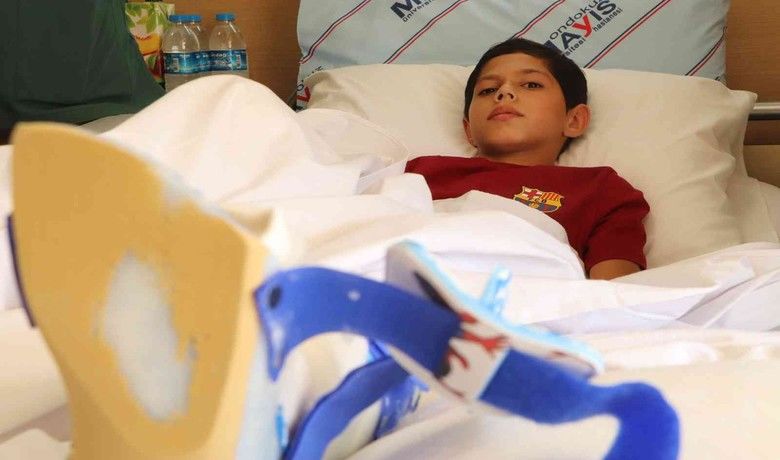 10 yaşındaki çocuğun orakmakinesinde kopan ayağı yerini dikildi - Bacağını orak makinesine kaptırması sonucu sol ayağı bilek üst seviyesinden kopan 10 yaşındaki Ercan Coşkun’un ayağı ameliyatla yerine dikildi.