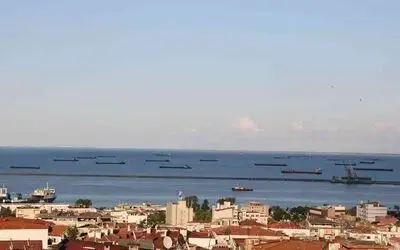 Onlarca gemi Samsun açıklarında bekliyor
