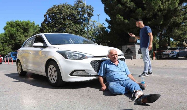 Kazada yaralanan motosikletsürücüsünün sağduyusu takdir topladı - Samsun’da meydana gelen trafik kazasında bacağı kırılan motosiklet sürücüsü, otomobile yaslanarak çevredekileri ve kendisine çarpan araç sürücüsünü sakinleştirdi. Yaralı sürücü ambulansa binerken de kendisine çarpan sürücüden şikayetçi olmadığını söyledi.