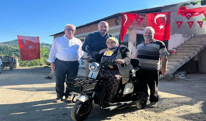 Şehit annesini sevindiren hediye
 - SAMSUN (İHA) – Tekkeköy Belediye Başkanı Hasan Togar, her gün şehit oğlunun kabrine giden şehit annesini elektrikli araç hediye ederek sevindirdi.