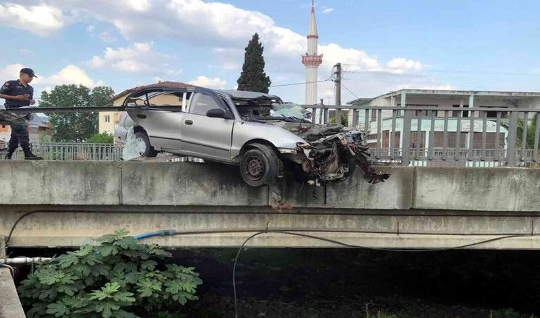 19 Mayıs'ta Köprünün korkulukları otomobile ok gibi saplandı: 1 yaralı