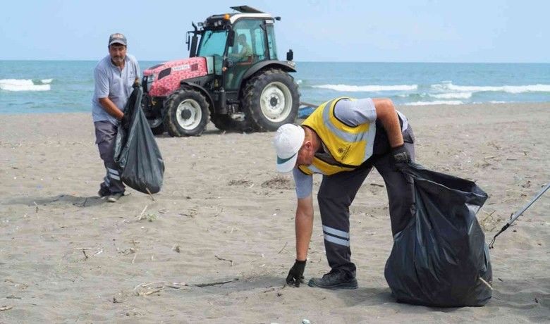 Sahilden 2 buçuk ton atık çıktı - Samsun Büyükşehir Belediyesi, plaj ve kumsalları atıklardan arındırıyor. 10 kilometre uzunluğunda doğal plajı bulunan Costal Sahili’nde başlatılan temizlik çalışmasında 2 buçuk ton atık toplandı.