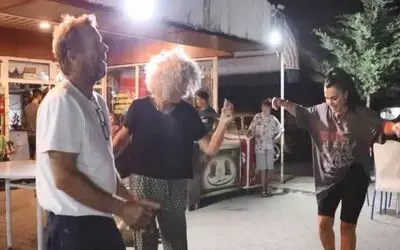 Karavanla Karadeniz turuna çıkan Hollandalı turistlere Ankara havası oynattılar
