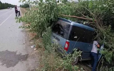 Samsun’da hafif ticari araç yoldan çıktı: 2 yaralı
