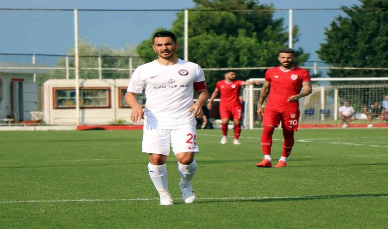 Türkiye’nin en ilginç kulübü: hemsahibi hem kaptanı hem de futbolcusu - TFF 2. Lig ekiplerinden Çorum FK’yı satın aldığı ifade edilen futbolcu Murat Yıldırım, takımının Samsunspor ile oynadığı hazırlık karşılaşmasında sahaya kaptan olarak çıktı.