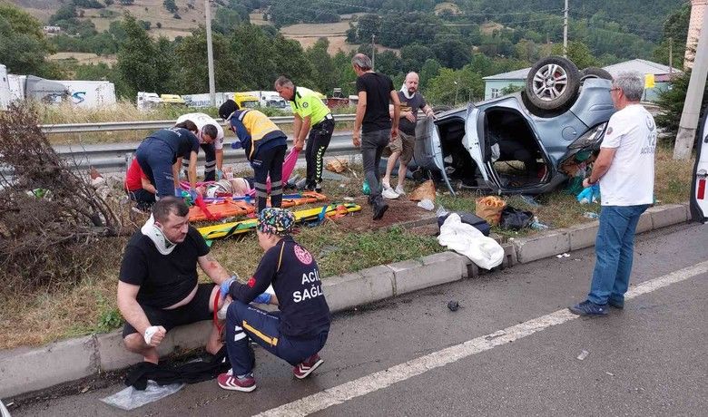 Tatil dönüşü otomobil taklaattı: 2’si ağır 4 yaralı - Giresun’dan İstanbul’a dönen ailenin içinde bulunduğu otomobilin Samsun’da yoldan çıkarak takla attığı kazada 2’si ağır 4 kişi yaralandı.