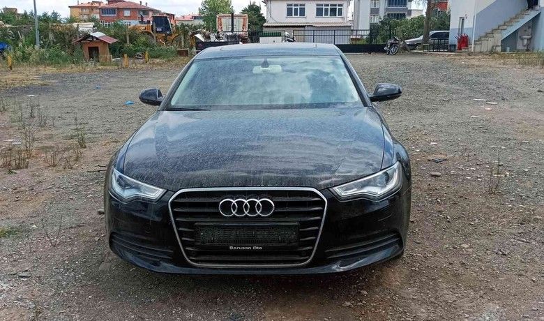 Trafik polisinin dikkati sayesinde6 yıldır çalıntı araç bulundu - Samsun’da motosikletli trafik polisinin dikkati sayesinde 6 yıldır çalıntı ve kayıp olan otomobil bulundu.