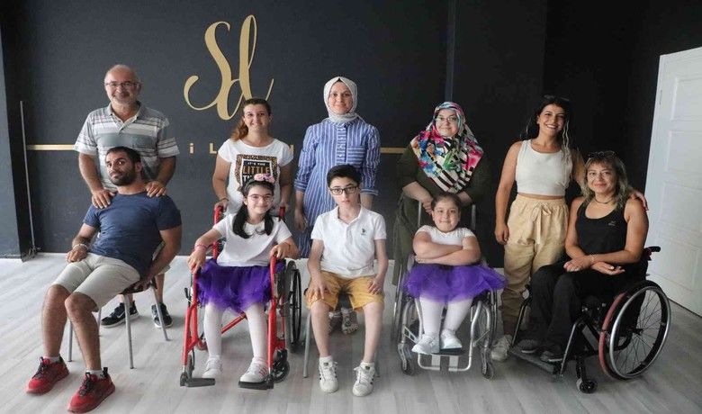 Engelli minikler dans ile hayata tutunuyor
 - SAMSUN (İHA) – Samsun’da engelli miniklerin tekerlekli sandalyeleriyle yaptıkları dans gösterileri herkesin beğenisini kazandı. Dans etmek hem çocukların sosyalleşmesini sağlarken aynı zamanda da fiziksel gelişimlerine katkıda bulunuyor.